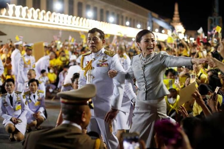 Cariyelerle otele kapanmıştı tek bir şey söyledi! Playboy kraldan bir ilk - Resim: 2