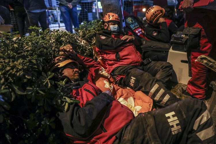 İzmir depreminden sonra yürek dağlayan kareler! Uzun yıllar hafızalardan silinmeyecek anlar - Resim: 4