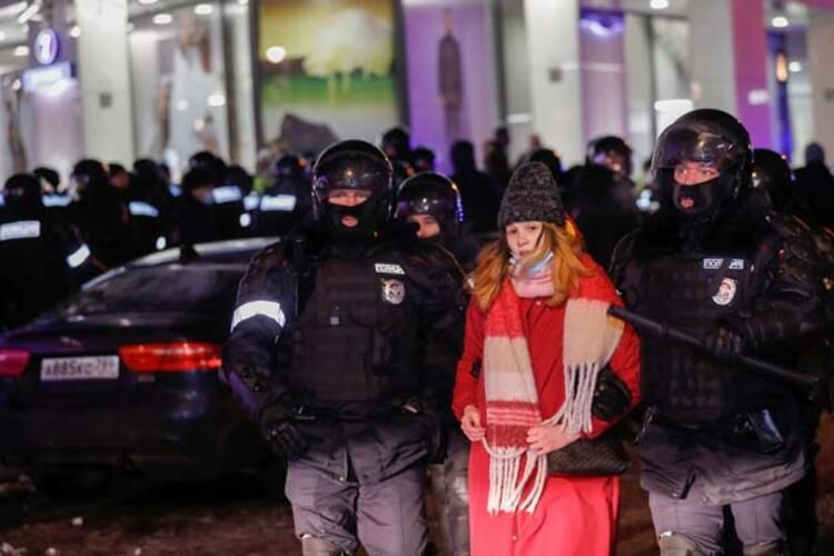 Rusya'yı sarsan itiraflar! Pantolonlarını indiriyorlar cam odalarda çırılçıplak - Resim: 3