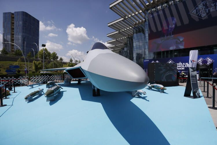 Milli Muharip Uçak görücüye çıktı! Fuarın ilgi odağı o oldu - Resim: 4