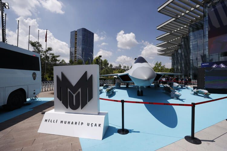 Milli Muharip Uçak görücüye çıktı! Fuarın ilgi odağı o oldu - Resim: 2