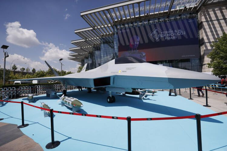 Milli Muharip Uçak görücüye çıktı! Fuarın ilgi odağı o oldu - Resim: 3