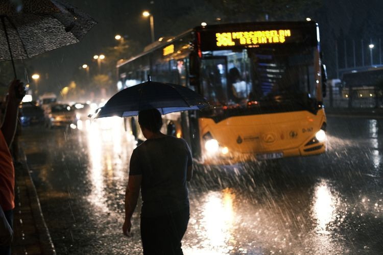 İstanbul'da sağanak etkisini gösterdi! Meteoroloji uyarmıştı - Resim: 1