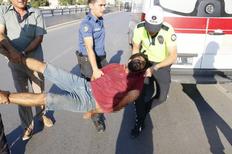 Adana'da hareketli dakikalar: Köprüye çıkıp kendini jiletledi, ortalığı birbirine kattı! Polisler yaka paça ambulansa bindirdi! - Resim: 1
