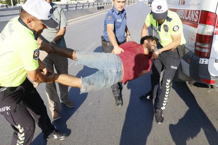 Adana'da hareketli dakikalar: Köprüye çıkıp kendini jiletledi, ortalığı birbirine kattı! Polisler yaka paça ambulansa bindirdi! - Resim: 4
