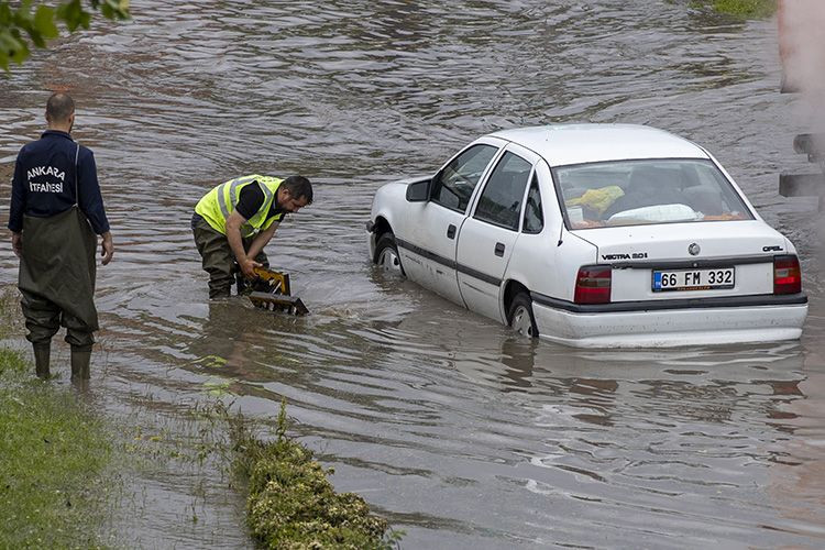 Ankara'da sağanak nedeniyle çok sayıda araç suda kaldı - Resim: 1