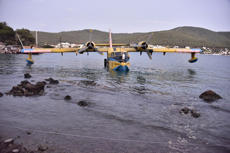Yangın uçağını elleri ile çektiler - Resim: 1