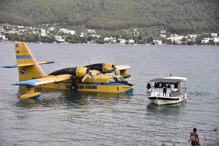 Yangın uçağını elleri ile çektiler - Resim: 2
