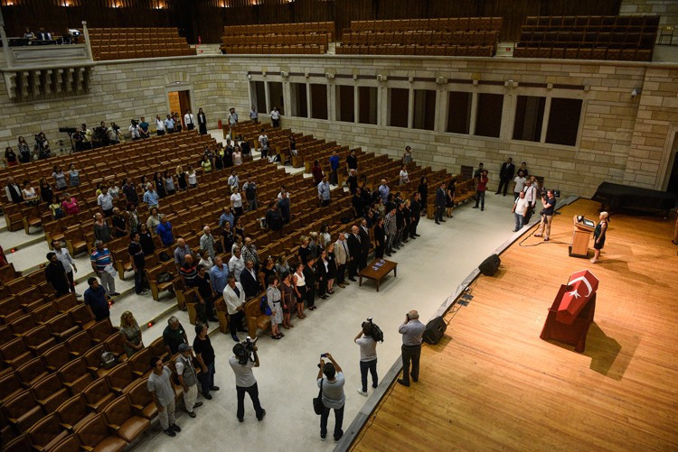Fikret Hakan'ın cenazesinde rezalet son eşi ve kızı şok oldu! - Resim: 1