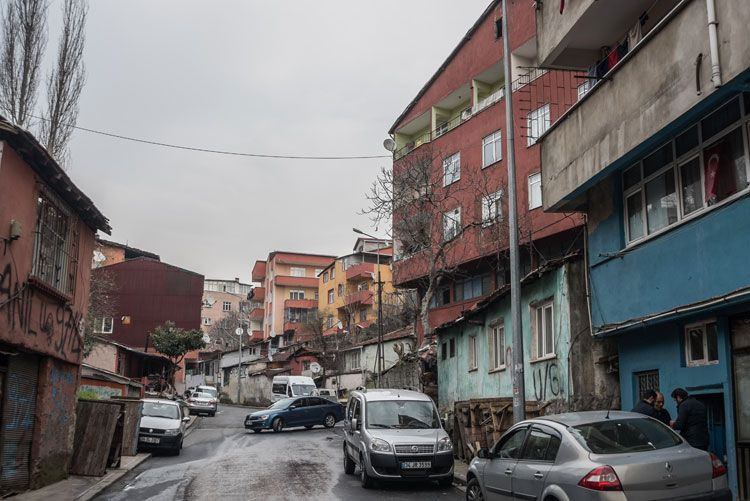 Beyoğlu'nda hızır dolaşıyor! Evlerin kapısına para dolu zarf bırakıyor - Resim: 3