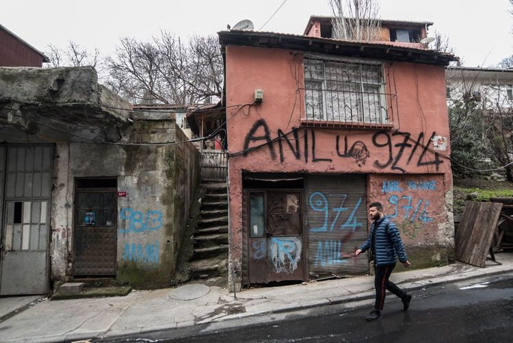 Beyoğlu'nda hızır dolaşıyor! Evlerin kapısına para dolu zarf bırakıyor - Resim: 4