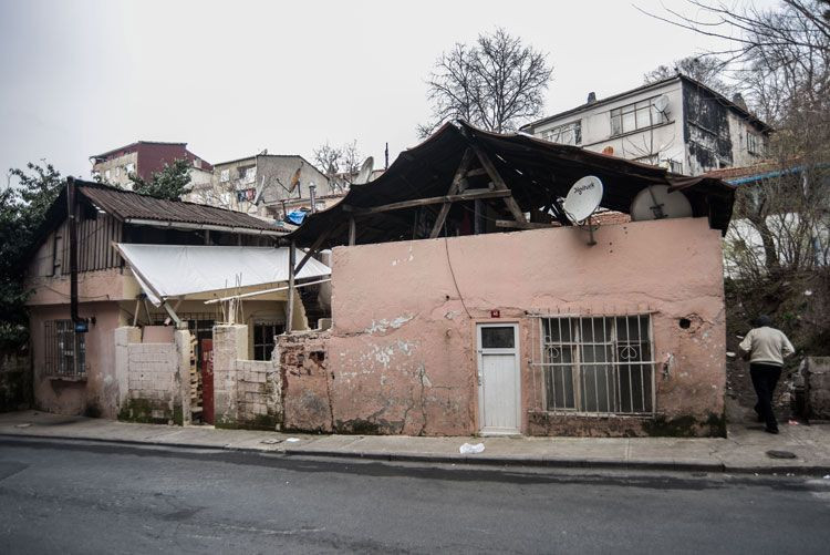 Beyoğlu'nda hızır dolaşıyor! Evlerin kapısına para dolu zarf bırakıyor - Resim: 1