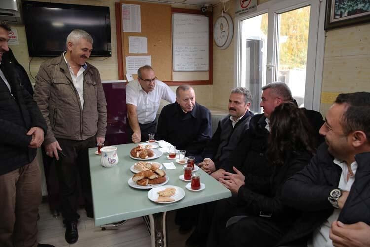 Cumhurbaşkanı Erdoğan, taksi durağında çay içti - Resim: 4