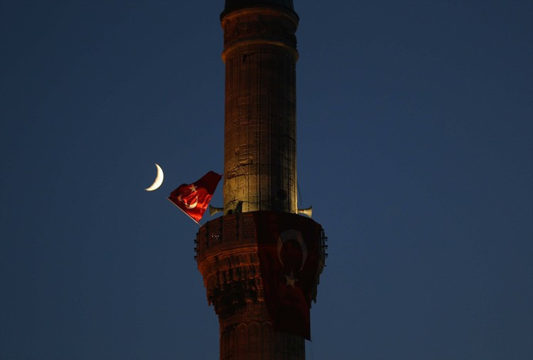 Sultanahmet'ten Türk bayrağı dalgalandırıldı - Resim: 1