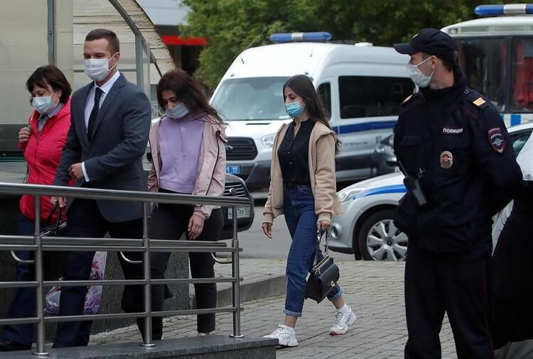 Rusya'da 3 kız kardeş, kendilerini taciz eden babalarını çekip ve bıçakla öldürdü! - Resim: 2