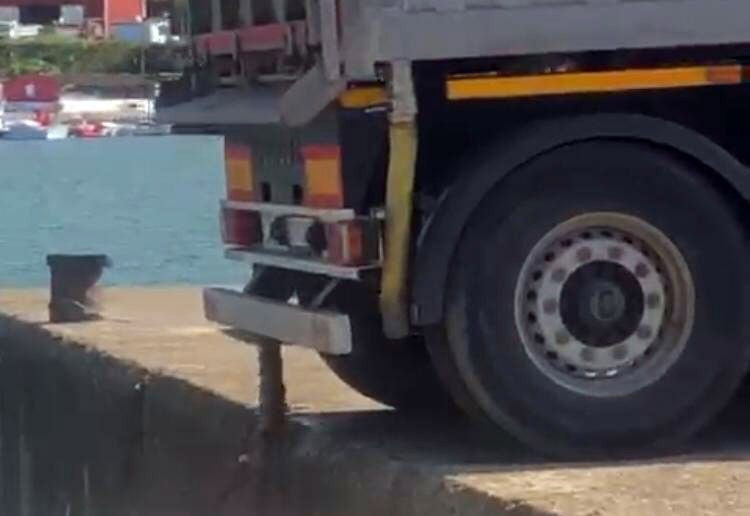 Bartın'da denize kamyonla atık boşaltırken yakalandı - Resim: 1