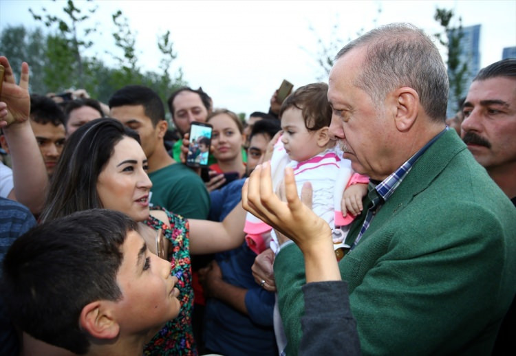 Erdoğan'dan iftarı bekleyen vatandaşlara sürpriz - Resim: 3