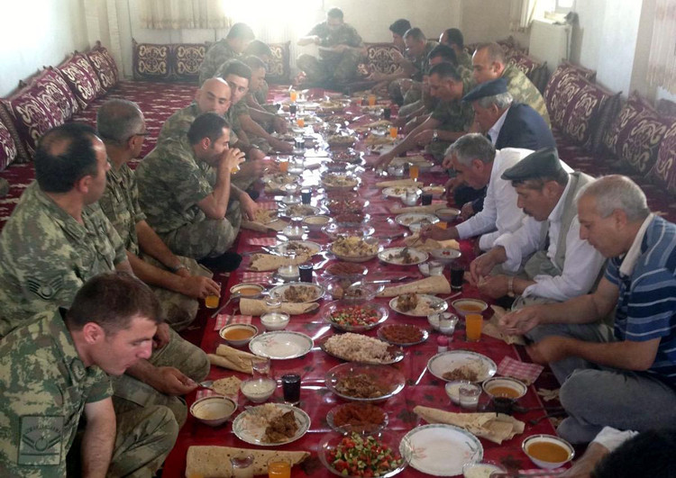 Silopi’de aşiret lideri 15 Temmuz şehitleri için kurban kesti   - Resim: 1