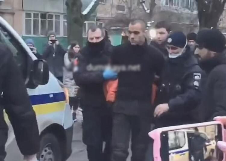 Sokakta çıplak halde kesik kafayla gören şok oldu! Babasını hadım etmiş - Resim: 1