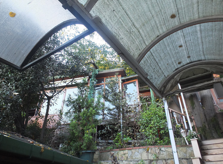 Adnan Oktar'ın yıkım yapılan villası içeriden ilk kez görüntülendi - Resim: 1