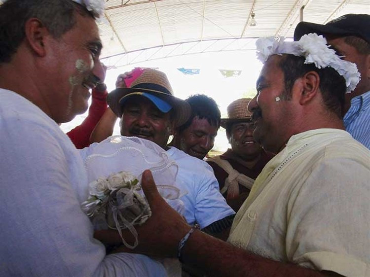 Timsaha gelinlik giydirip... Dünya bu adamı konuşuyor! - Resim: 4