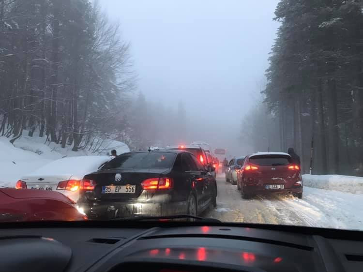 Uludağ'da dönüş yoğunluğu! Kilometrelerce kuyruk oluştu - Resim: 2