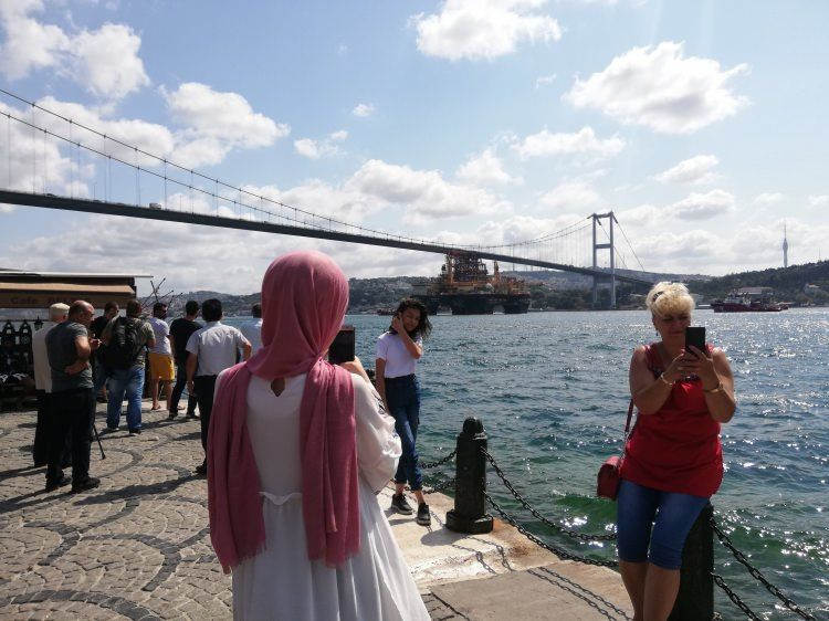 İstanbul boğazından dev petrol arama platformu böyle geçti Herkes telefona sarıldı - Resim: 2