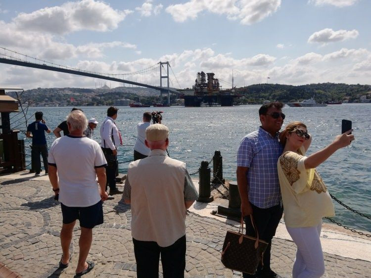 İstanbul boğazından dev petrol arama platformu böyle geçti Herkes telefona sarıldı - Resim: 3