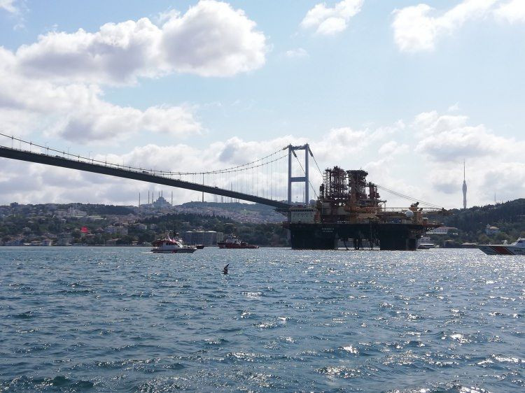 İstanbul boğazından dev petrol arama platformu böyle geçti Herkes telefona sarıldı - Resim: 1