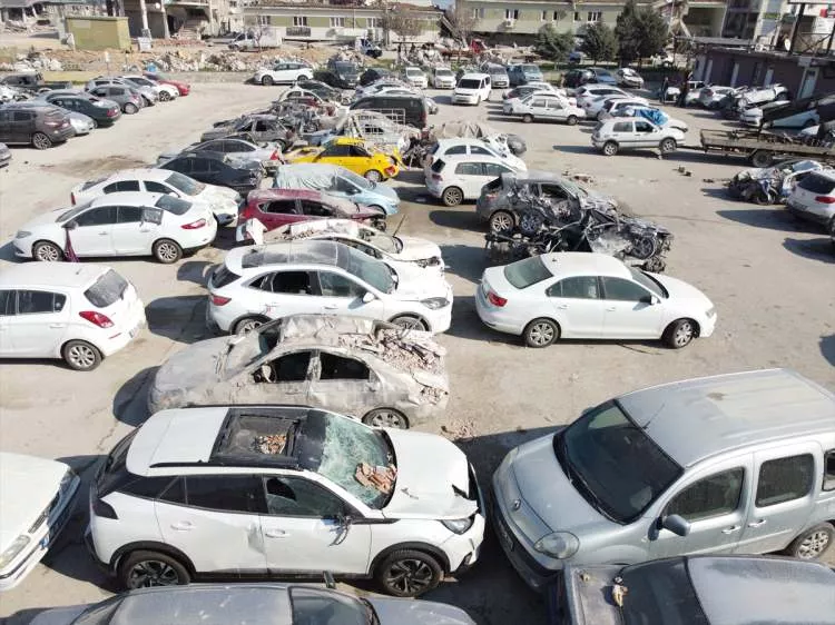 Depremzedeler yeni bir hayat için satışa çıkardı! Ağır hasarlı araçlar ikinci el satış sitelerini doldurmaya başladı - Resim: 1