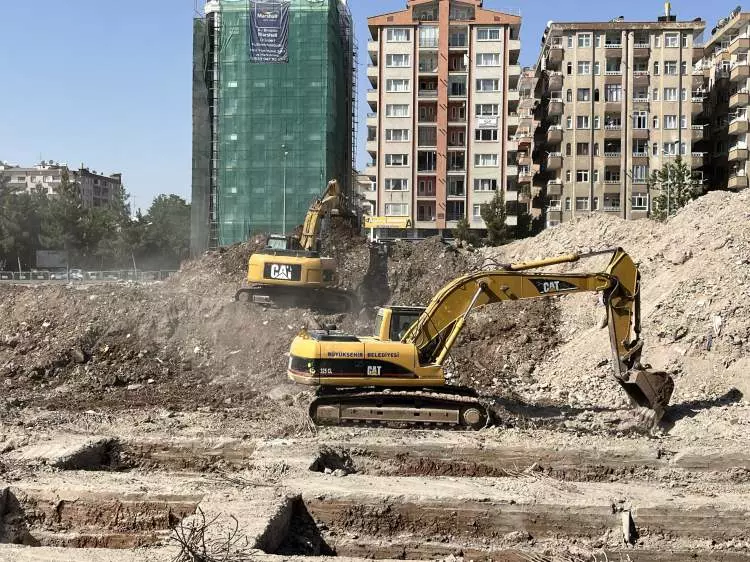 Kahramanmaraş depreminde 89 kişiye mezar olmuştu: Galeria Sitesi’nin zemin blokları gözüktü! - Resim: 1