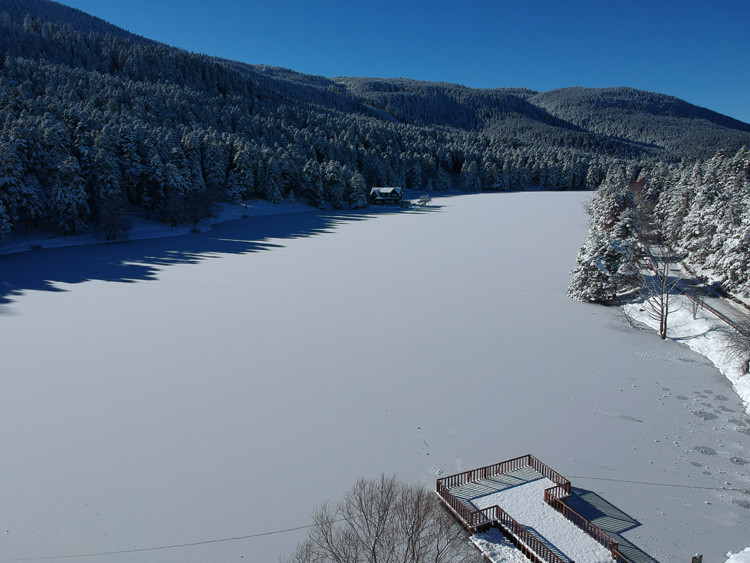 Gölün yüzeyi dondu ortaya kartpostallık görüntüler çıktı - Resim: 4