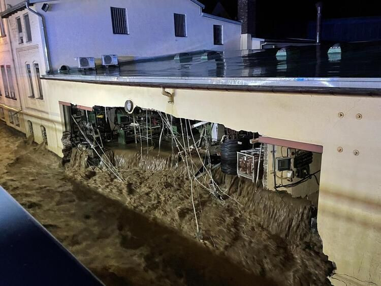 Almanya'da sel! Ölü sayısı 100'ü aştı binlerce kişi kayıp binalar çöktü yollar yok oldu - Resim: 3