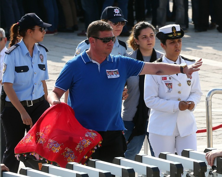 Tabutunun üzerine bebeğinin patiği konuldu - Resim: 4