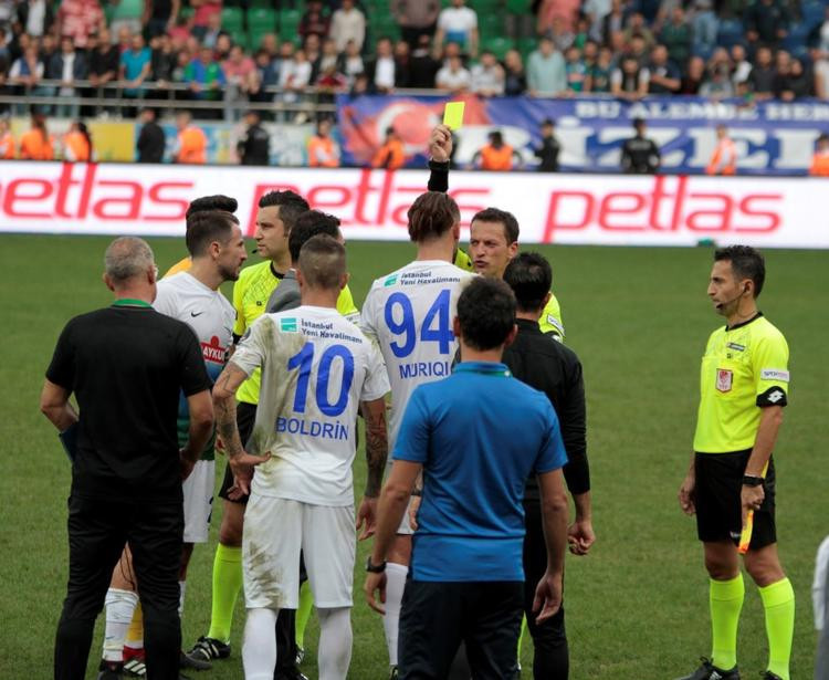 Rize'de saha karıştı: Maç bitti kartlar devam etti! - Resim: 4