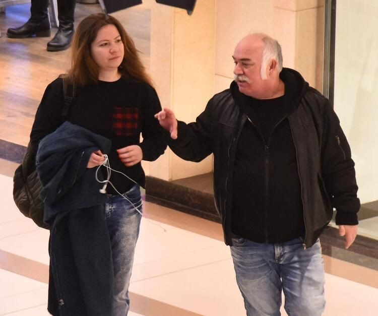 Güven Kıraç genç sevgilisini sokak ortasında öpmelere doyamadı! İhanet yüzünden... - Resim: 4