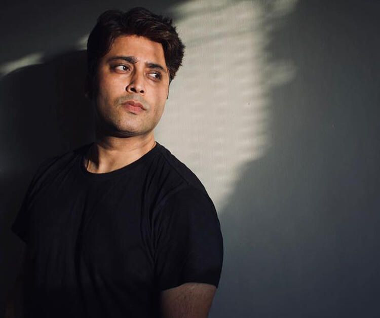 Hintli aktör ve vlogger Rahul Vohra koronadan öldü halk çareyi inek dışkısında arıyor - Resim: 1