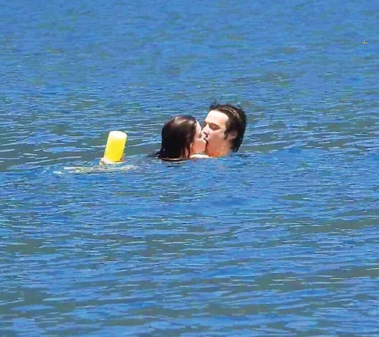 Afra Saraçoğlu sevgilisi ile denizde aşka geldi mahrem görüntüleri olay oldu! - Resim: 4