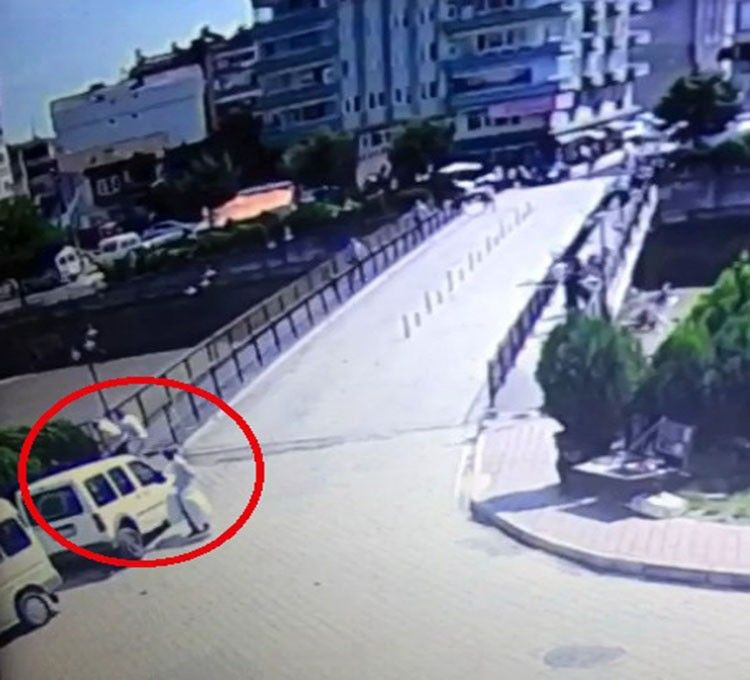 Samsun Terme'de yol çöktü araç içine düştü korkutan görüntü - Resim: 1