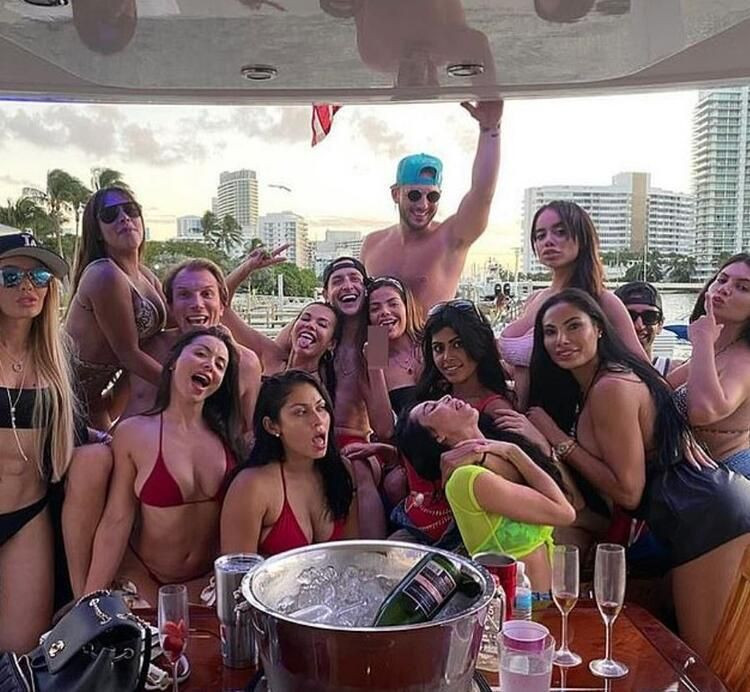 Rezalet patladı! Ünlü doktorun fotoğrafları ortaya saçıldı büyük tepki gördü - Resim: 4