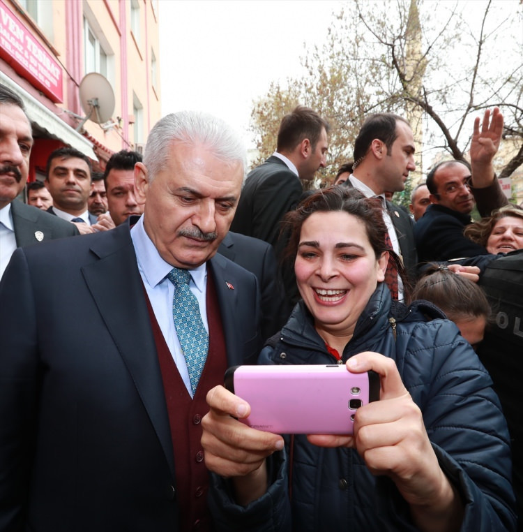 Başbakan Yıldırım berberde bir vatandaşı tıraş etti - Resim: 2