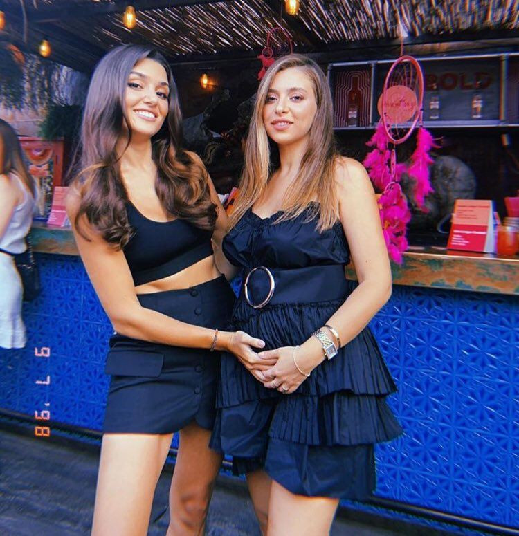 Gamze Erçel, dekolteli elbisesiyle bisiklete binip poz verdi! - Resim: 1