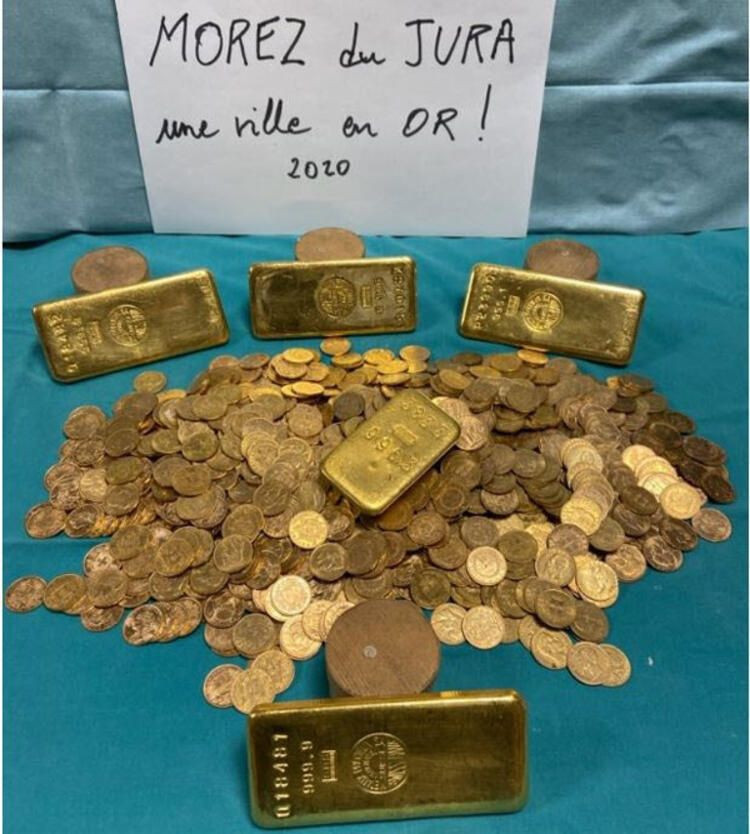 Eşyalarıyla satın aldıkları eski evden hazine çıktı! Reçel kavonozlarından altın fışkırdı - Resim: 1