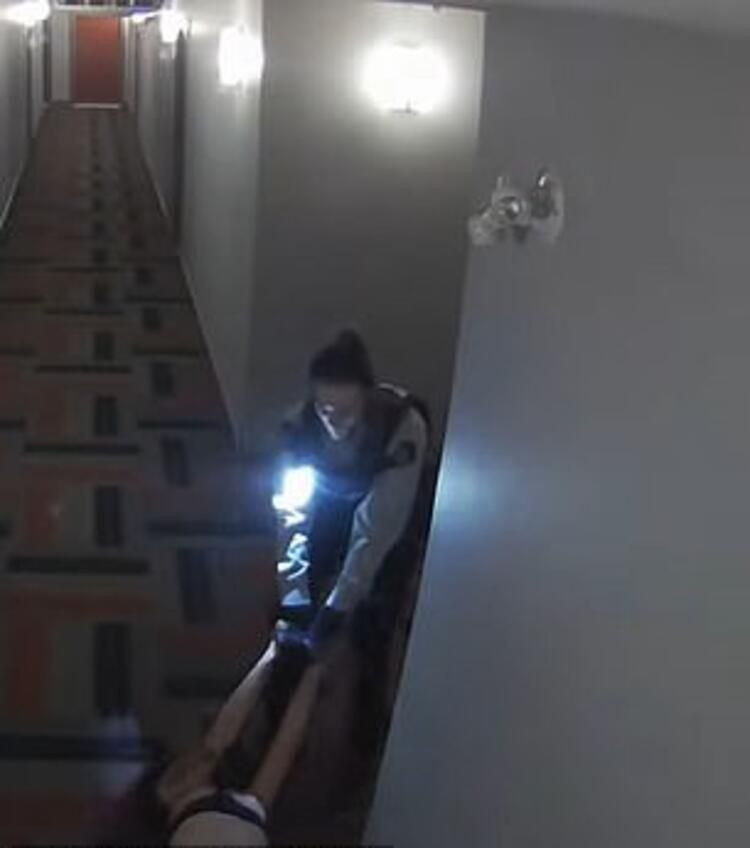 Ayağıyla kafasını ezip eziyet etti polis şiddet ülkeyi ayağa kaldırdı aya - Resim: 2