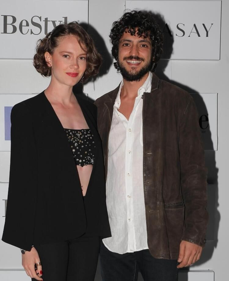 Taner Ölmez sevgilisi Ece Çeşmioğlu'yla nişanlandı FOX TV Mucize Doktor oyuncusu - Resim: 1