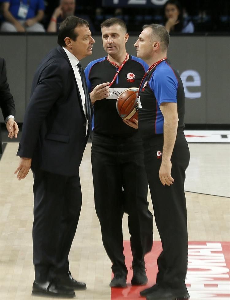 Ergin Ataman çıldırdı hakemin üzerine yürüdü - Resim: 3