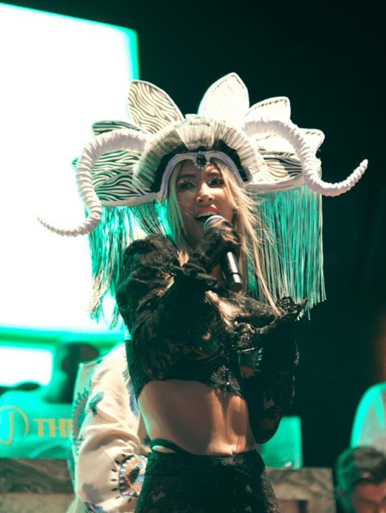 Hande Yener'in kostümünü görenler dönüp bir kez daha baktı - Resim: 4