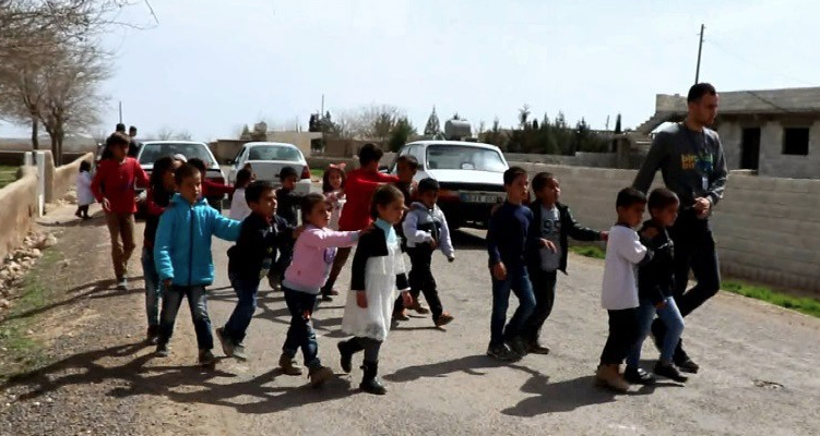 Okul etkinliğinde dehşet! Öğrenciler silahların ortasında kaldı - Resim: 3