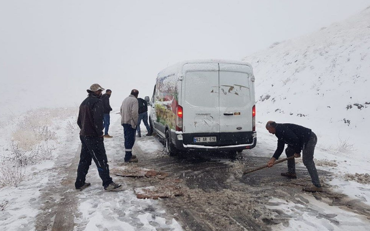 Tunceli'de mevsimin ilk karı düştü! Sürücüler yolda mahsur kaldı - Resim: 3