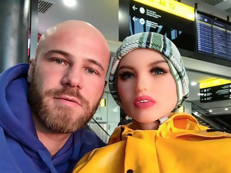 Kazakistanlı sporcu iki şişme bebekle evlendi! Gerçek kadınla ilişki için inanılmaz şart - Resim: 4